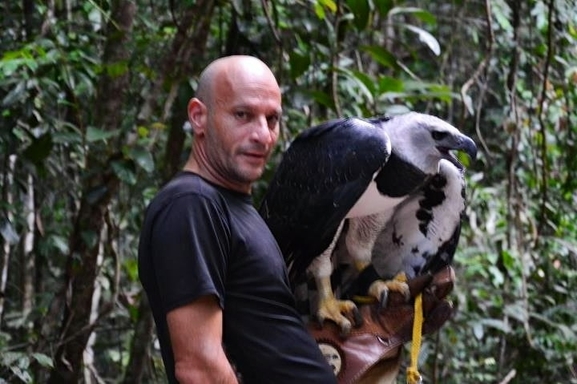 Christophe Debono, amoureux des animaux est le fondateur de la production animalière et audiovisuelle: L’Arche des Lumières. Avec lui, vous saurez tout du métier d’éducateur animalier! Ca vous tente ? On vous offre un stage de découverte à ses côtés!
