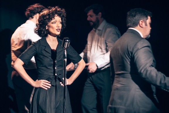 “Édith Piaf, je me fous du passé ”, le spectacle musical hommage à Édith Piaf écrit par Victor Guéroult.  Touchant et émouvant, voici un voyage dans le monde d'Edith Piaf...