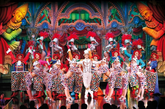 L’incontournable Moulin Rouge rouvre ses portes en septembre 2021. On vous invite dans l'un des cabarets les plus célèbres au monde!