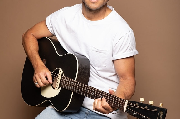 Reynald, chanteur et guitariste, revient avec une nouvelle reprise choc "Quelqu'un m’a dit"  de Carla Bruni