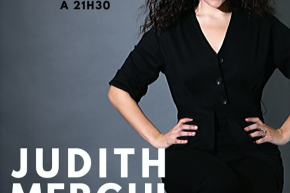 Judith Mergui, une humoriste qui décoiffe à la Comédie des Boulevards, une femme qui brise les codes