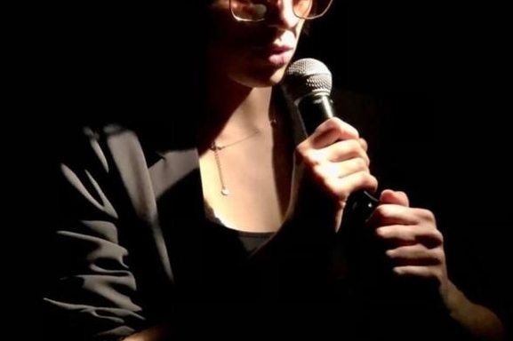 “Pièce à conviction” la pièce policière et humoristique, écrit et jouée par Alexiane Torres qui interprétera une trentaine de personnages à elle seule. A découvrir dès maintenant au théâtre la Flèche!