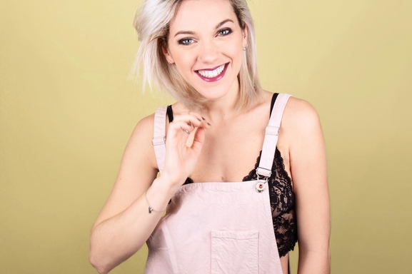 Anaïs Delva, célèbre voix, artiste passionnée incarne Edith Piaf dans “I Love Piaf” de Jacques Pressis au Théâtre de la Tour Eiffel, un bijou à voir