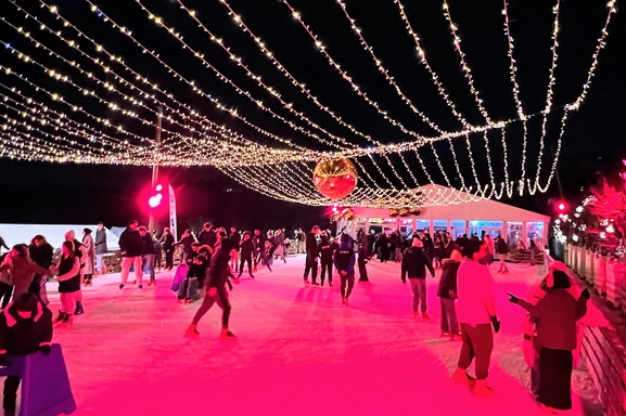Patins en Folie : la plus grande patinoire en plein air de Paris revient au parc André Citroën !