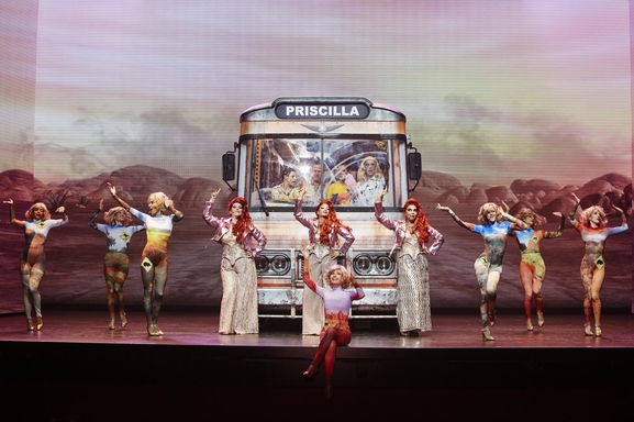 Priscilla Folle du Désert, la comédie musicale hors du commun la plus démesurée débarque au Casino de Paris. Casting.fr vous offre l’opportunité de découvrir ce phénomène musical !