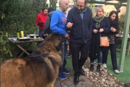 Christophe Debono, amoureux des animaux est le fondateur de la production animalière et audiovisuelle: L’Arche des Lumières. Avec lui, vous saurez tout du métier d’éducateur animalier! Ca vous tente ? On vous offre un stage de découverte à ses côtés!