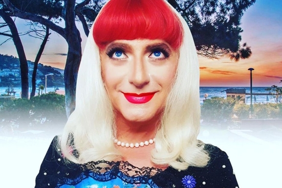 Carolina, artiste internationale et drag queen phare du spectacle vivant, nous dévoile son parcours sans détour