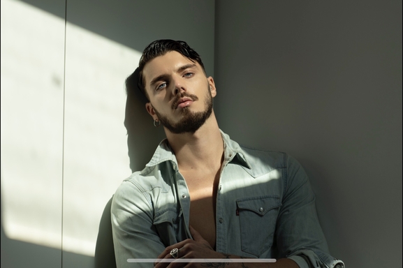 Jonathan Jenvrin, on connaissait ses pas de danse: danseur de talent et assistant chorégraphe de Kamel Ouali pour le Paradis Latin. Casting est allé à sa rencontre pour vous.