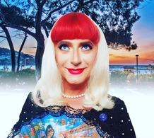 Carolina, artiste internationale et drag queen phare du spectacle vivant, nous dévoile son parcours sans détour