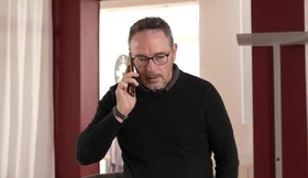 Exercice acting studio avec téléphone