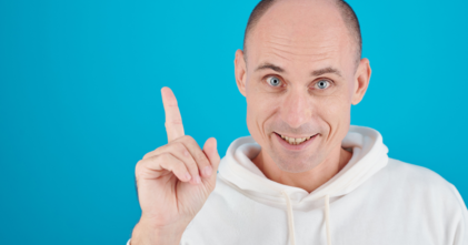 Casting comédien chauve pour doublure image dans série