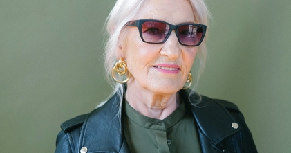 Casting modèle femme 60 ans pour vidéo et shooting photo publicitaire