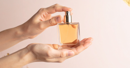 Casting homme et femme modèle main pour campagne avec une marque de parfum