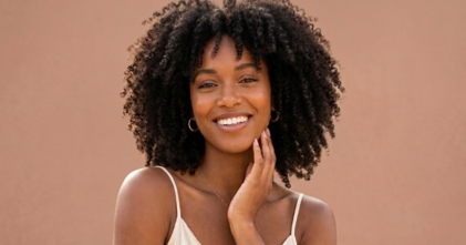 Casting comédienne avec les cheveux crépus pour campagne publicitaire cosmétique