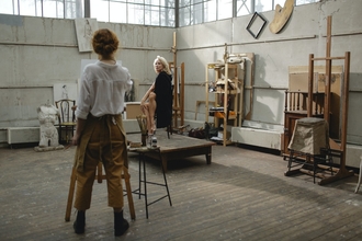 Casting homme et femme sachant dessiner au fusain pour figuration dans série