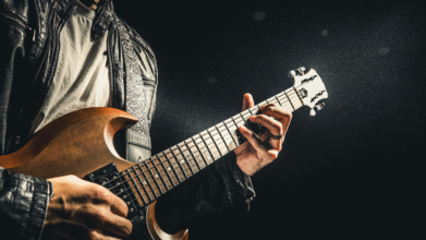 Casting homme et femme jouant de la guitare ou du clavier entre 24 et 29 ans pour tournage série documentaire en Suède