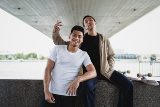 Casting comédien jumeau de 25 ans pour rôle dans fiction