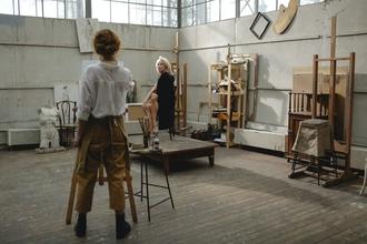 Casting homme et femme sachant dessiner au fusain pour figuration dans série