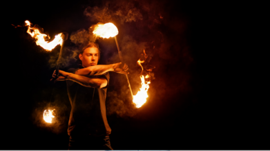 Casting artiste pour apprendre les arts du feu pour des spectacles pyrotechniques