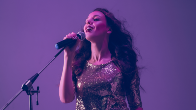 Casting chanteuse professionnelle pour séances de chant collectif avec un public sénior