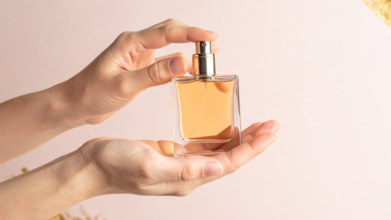 Casting homme et femme modèle main pour campagne avec une marque de parfum