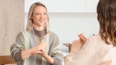 Casting homme ou femme parlant la langue des signes pour silhouette dans série Canal + avec Kad Merad