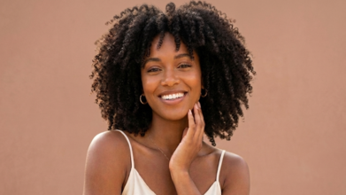 Casting comédienne avec les cheveux crépus pour campagne publicitaire cosmétique