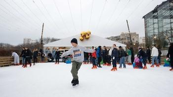Patins en Folie : la plus grande patinoire en plein air de Paris revient au parc André Citroën !