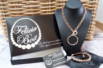 Recevoir une box avec des bijoux en cadeau... Un rêve? Ca se passe chez vous, tous les mois avec Felicia Box! Un cadeau casting.fr encore pour vous les filles...