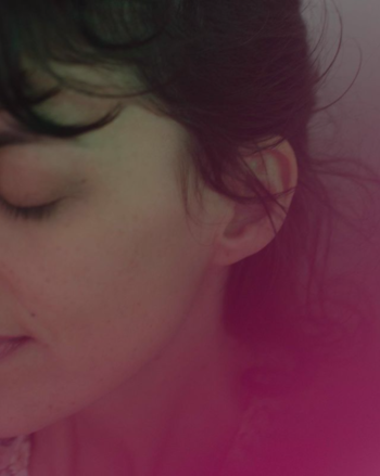 Karen Assayag photographe et portraitiste est celle qui capture les moments présents avec une beauté indécente, découvrez-la sans filtre sur casting.fr !