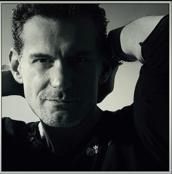 Chanteur, metteur en scène et co-fondateur du prestigieux "Cabaret L'Elégance" Frédérick Arno vous explique comment rejoindre le monde du Cabaret!