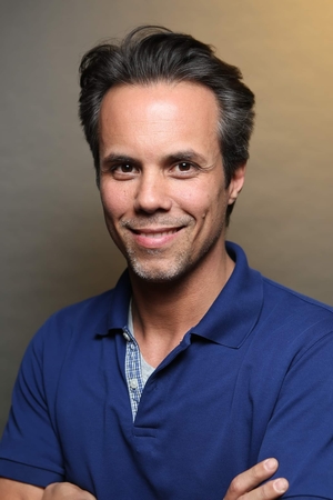 Olivier, fondateur de Synchro Magazine, le premier média dédié à la VOIX OFF : « Le doublage permet aux comédiens d’avoir un revenu intéressant. »