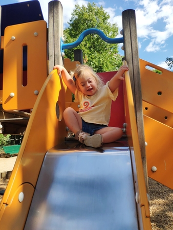 Rencontre avec la maman de Naomi, petite comédienne de deux ans atteinte de trisomie 21 dans le merveilleux téléfilm " Apprendre à t'aimer" avec Ary Abittan et Julie de Bona