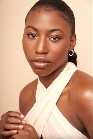 Notre membre VIP FabienneEveque a vécu un véritable conte de fée, anciennement responsable d'hôtel, la jeune femme rêve de mannequinat et décide de se lancer il y a un an, en plein confinement.  Son travail acharné a bien payé : elle nous raconte comment 