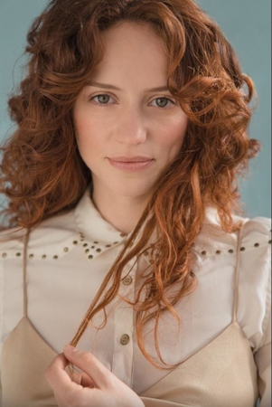 Peut-on réussir sa carrière artistique depuis l'étranger et comment ? C'était le pari -largement relevé- de Lisa Milet ! 