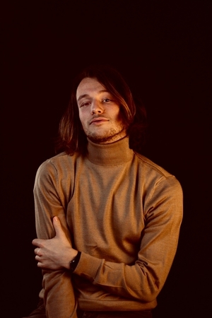 Anton, membre VIP et chanteur : des castings aux télé-crochets à succès.