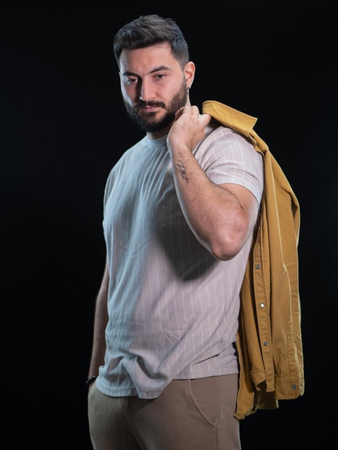 Guney, comédien, a tout abandonné pour se consacrer pleinement à sa passion