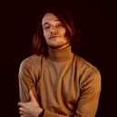 Anton, membre VIP et chanteur : des castings aux télé-crochets à succès.