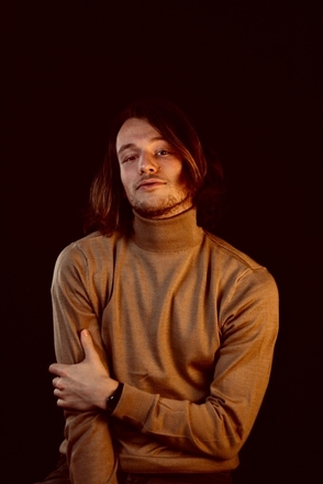 Anton, membre VIP et chanteur : des castings aux télé-crochets à succès.