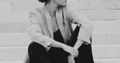 Sara AEF — Présence caméra | Mode & Fiction